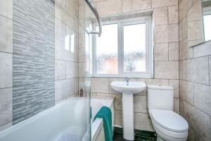 Balby House - Modern 4BR Home - Sleeps 9 - Free Parking & Private Garden