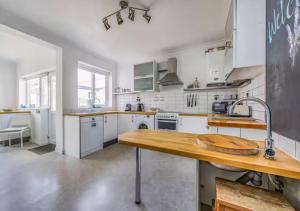 Charming South Coast Family Home - Pass the Keys