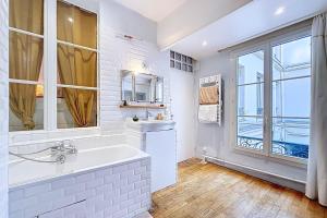 Spacious apartment heart of the 11th Oberkampf near Bastille