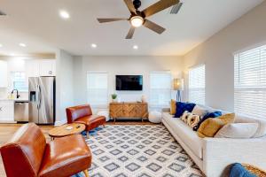Downtown Home - WiFi Central AC Private washer&dryer & Balcony - Dog-Friendly