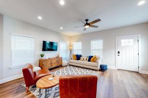 Downtown Home - WiFi Central AC Private washer&dryer & Balcony - Dog-Friendly