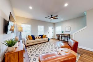 Downtown Home - WiFi Central AC Private washer&dryer & Balcony - Dog-Friendly