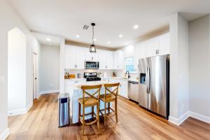 Downtown Home - WiFi Central AC Private washer&dryer & Balcony - Dog-Friendly