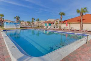 Cozy condo with pools tennis gym mini golf beach access & balcony