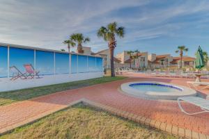 Cozy condo with pools tennis gym mini golf beach access & balcony