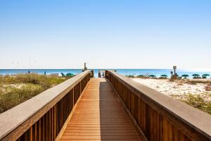 Cozy beachfront condo with beach setup - near shopping