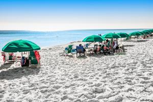 Cozy beachfront condo with beach setup - near shopping