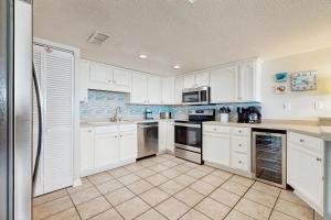 Cozy beachfront condo with beach setup - near shopping