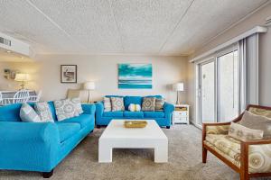 Cozy beachfront condo with beach setup - near shopping
