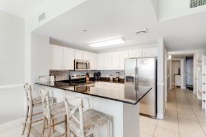 Gulf-front condo with beautiful sunset views pool tiki bar fitness room & W&D
