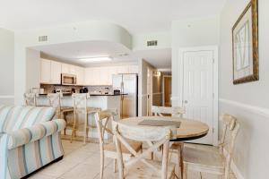 Gulf-front condo with beautiful sunset views pool tiki bar fitness room & W&D