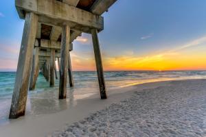 Gulf-front condo with beautiful sunset views pool tiki bar fitness room & W&D