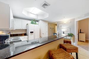 Gulf-front condo with never-ending views hot tub & pool access balcony & W&D