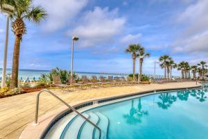 Gulf-front condo with never-ending views hot tub & pool access balcony & W&D
