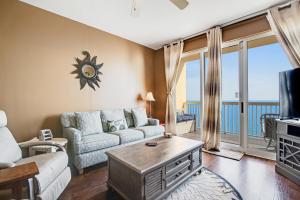 Charming Gulf-front condo with pools gym & beach access - near restaurants