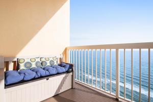 Charming Gulf-front condo with pools gym & beach access - near restaurants