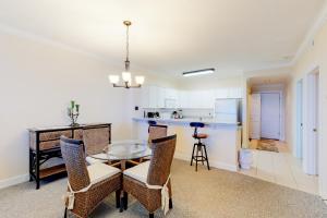 14th-floor oceanfront condo with ocean view pool & hot tub access WiFi & W&D