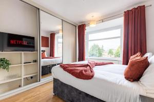 Parkfield House - Stylish Spacious Home with Games Room