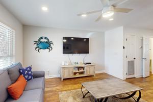 Partial Gulf-view getaway with deck full kitchen washer&dryer & central AC