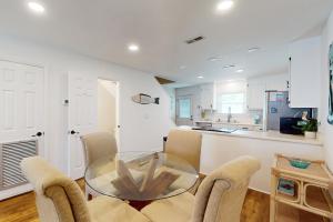 Partial Gulf-view getaway with deck full kitchen washer&dryer & central AC