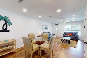 Partial Gulf-view getaway with deck full kitchen washer&dryer & central AC