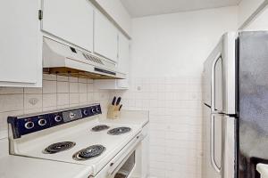 2nd-floor condo overlooking pools & hot tub - walk 4 minutes to beach access