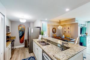 16th-floor condo with Gulf views beach access 2 pools hot tub & private W&D