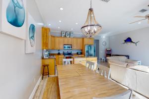 Spacious house with patio pool balcony deck & W&D - beach access