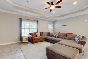 Custom Home with Private Pool Entertainer`s Kitchen & Beach Gear - Near Beach