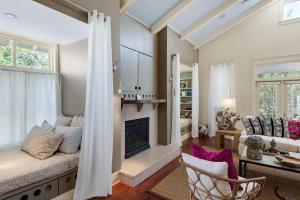 Big & beautiful Parkshore Drive home with large porch free WiFi - close to beach