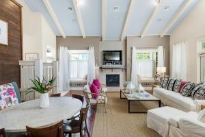 Big & beautiful Parkshore Drive home with large porch free WiFi - close to beach