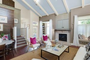 Big & beautiful Parkshore Drive home with large porch free WiFi - close to beach