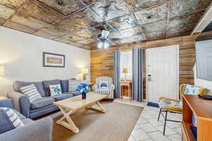 Stunning sunlit townhome with pool balcony & AC - near beaches & boardwalks