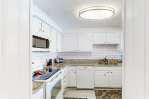 Gulf-front condo on bike path with beach views outdoor pool tennis & gym