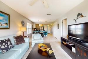 Cozy condo with beach access plus pool tennis & pickleball - near everything