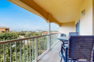Cozy condo with beach access plus pool tennis & pickleball - near everything