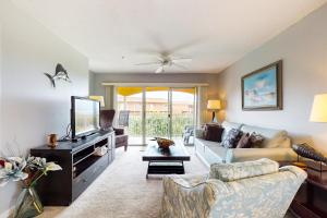 Cozy condo with beach access plus pool tennis & pickleball - near everything