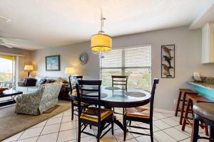 Cozy condo with beach access plus pool tennis & pickleball - near everything