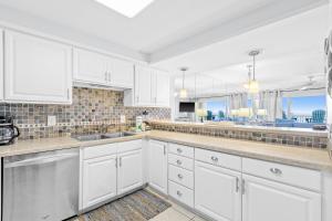 Snowbird-friendly Gulf-front condo with outdoor pool & gym