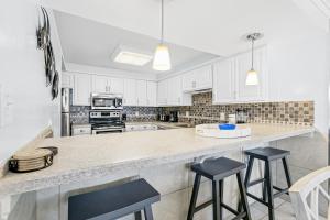 Snowbird-friendly Gulf-front condo with outdoor pool & gym
