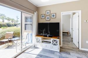 Updated beachside condo with dual suites balcony & pool - walkable locale