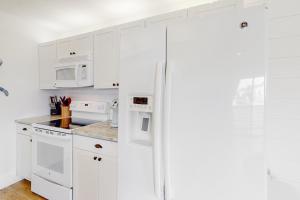 Pet-friendly condo near beach with pool balcony fine dining and shopping