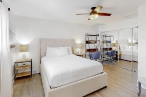 Pet-friendly condo near beach with pool balcony fine dining and shopping