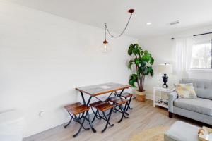 Pet-friendly condo near beach with pool balcony fine dining and shopping