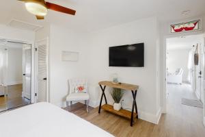 Pet-friendly condo near beach with pool balcony fine dining and shopping