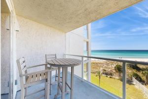 Gorgeous beachfront condo with golf cart pool beach tram and on-site dinning