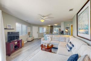 Coastal condo with a pool patio washer&dryer & central AC - easy beach access