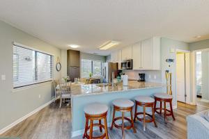Coastal condo with a pool patio washer&dryer & central AC - easy beach access