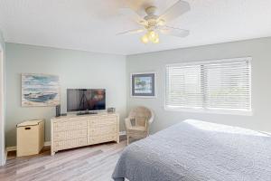 Coastal condo with a pool patio washer&dryer & central AC - easy beach access