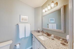 Coastal condo with a pool patio washer&dryer & central AC - easy beach access